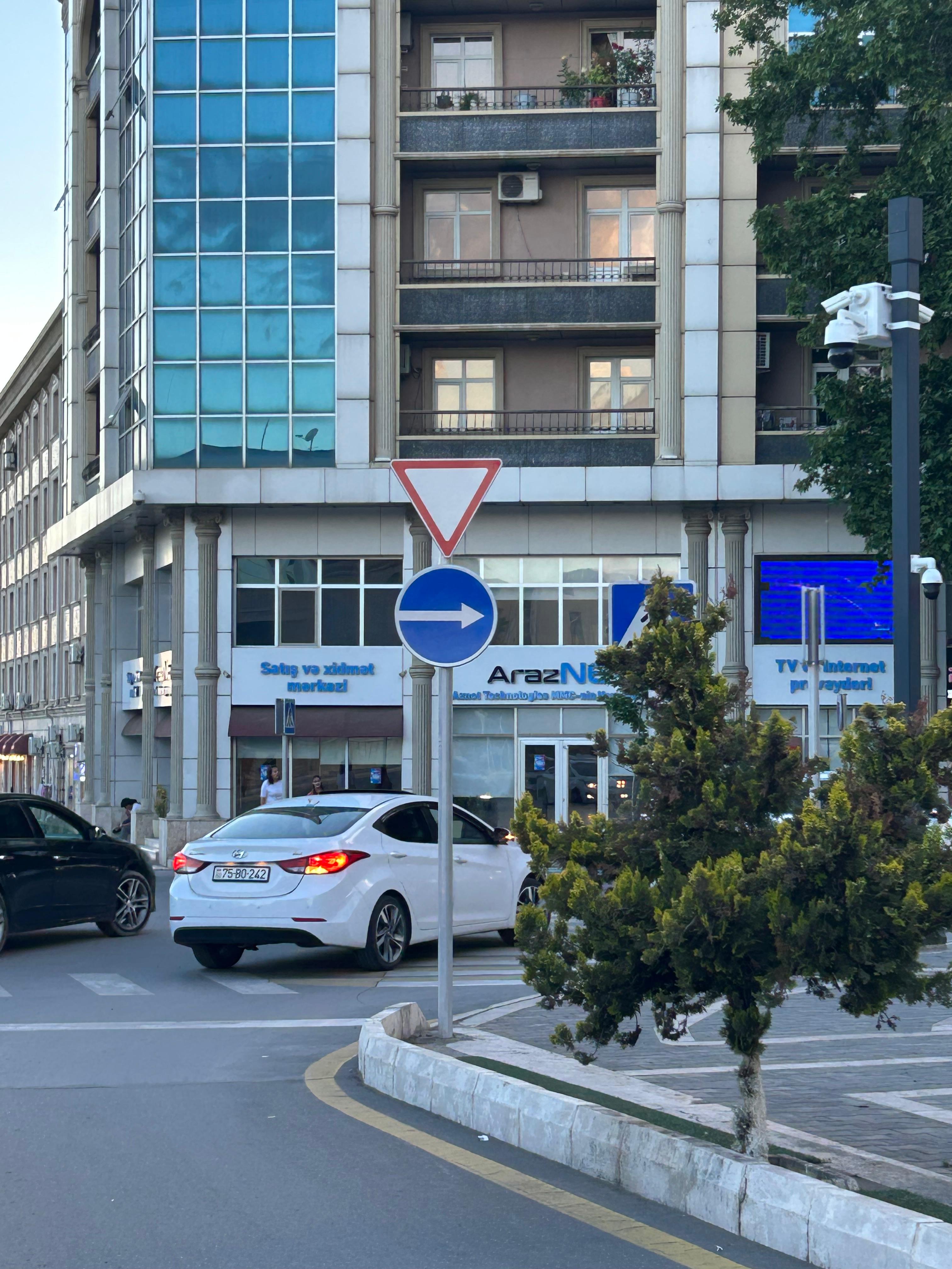 Naxçıvanda yol nişanları yenilənir